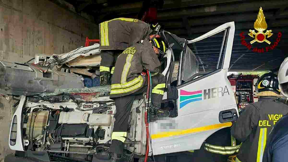 Bologna, camion rifiuti si incastra sotto il ponte. Un morto e un ferito