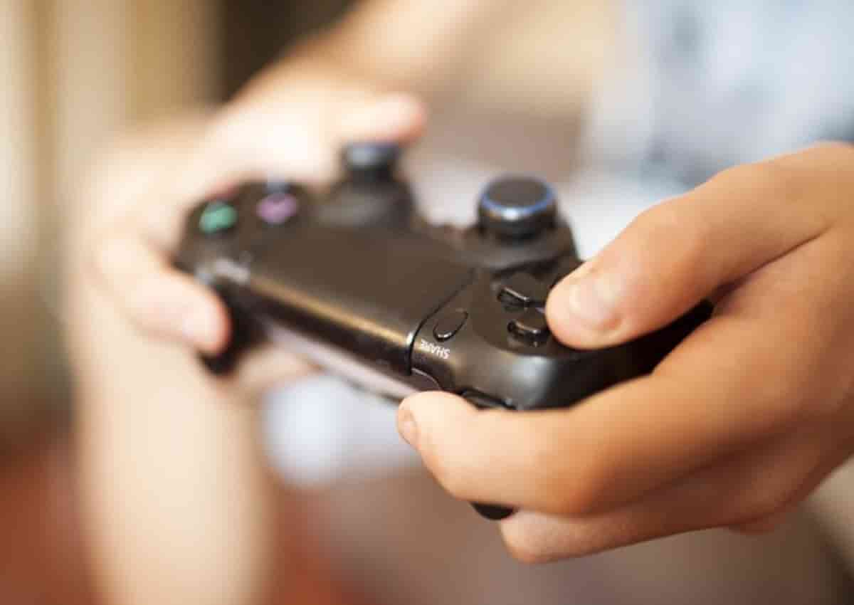 Inghilterra, nella foto d'archivio Ansa un ragazzo gioca a un videogioco