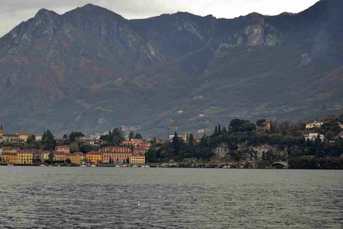 Lago di Como, nudisti in spiaggia pubblica: maxi multe di 3.333 euro ciascuno