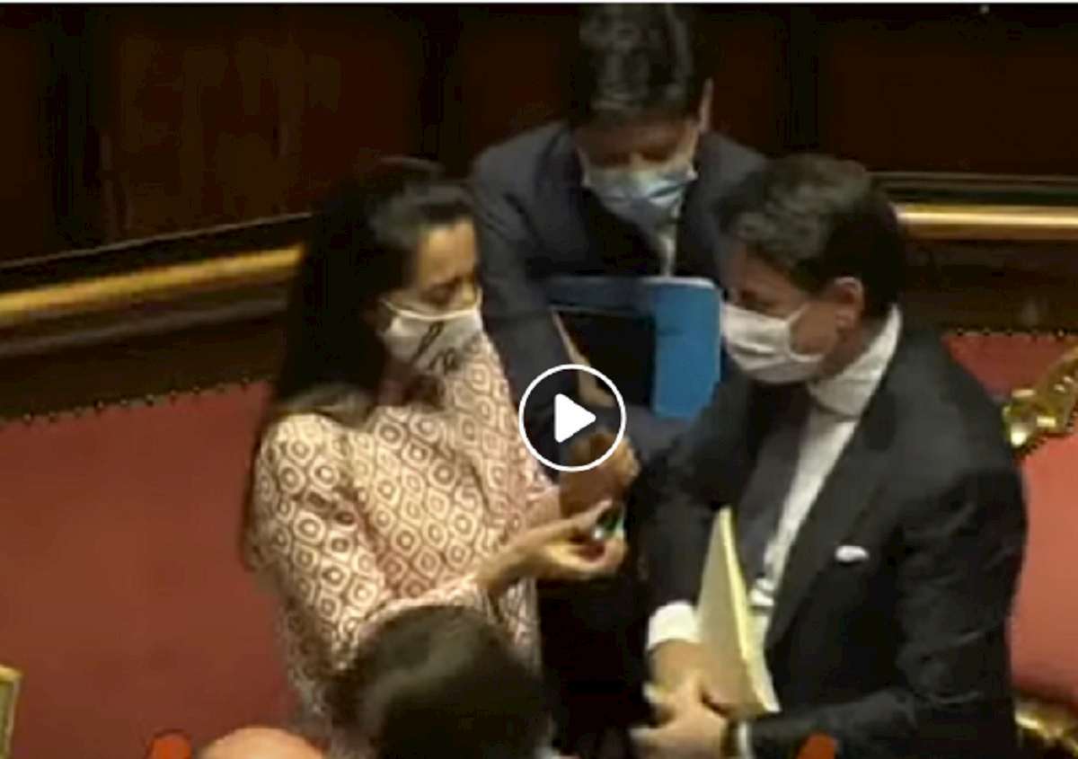 Licia Ronzulli dona rotella a Conte