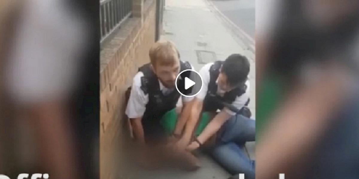 londra, uomo sul collo