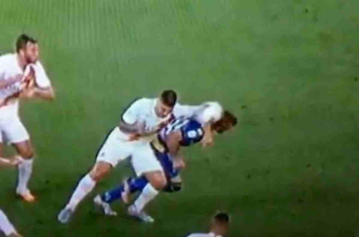 Roma-Parma, braccio di Mancini. L'arbitro va al var ma non assegna il rigore. Parma protesta: ridicola"