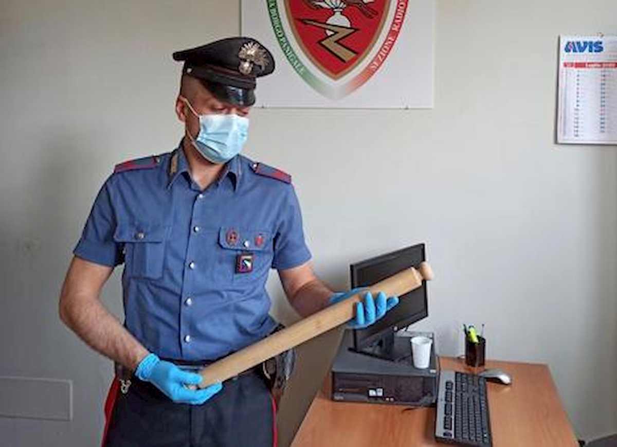 picchia figlio con mattarello