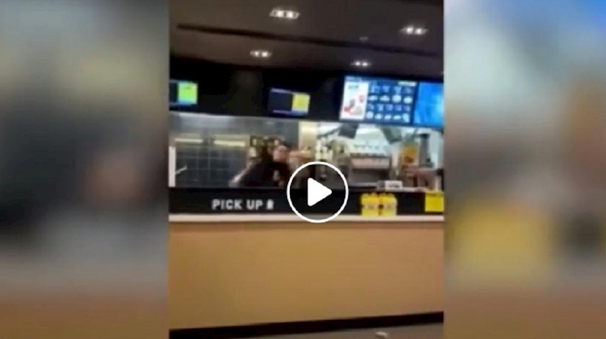mcdonald's, picchia il commesso