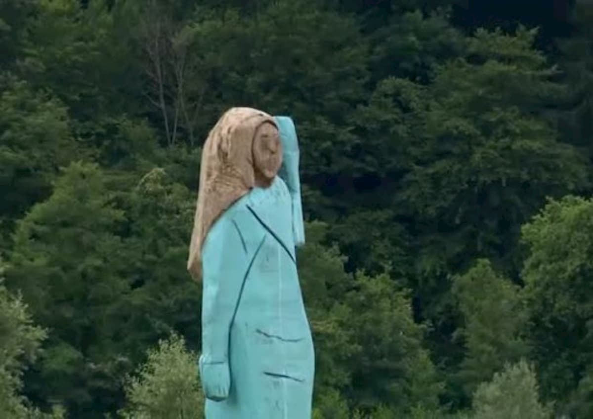Bruciata in Slovenia la statua di Melania Trump