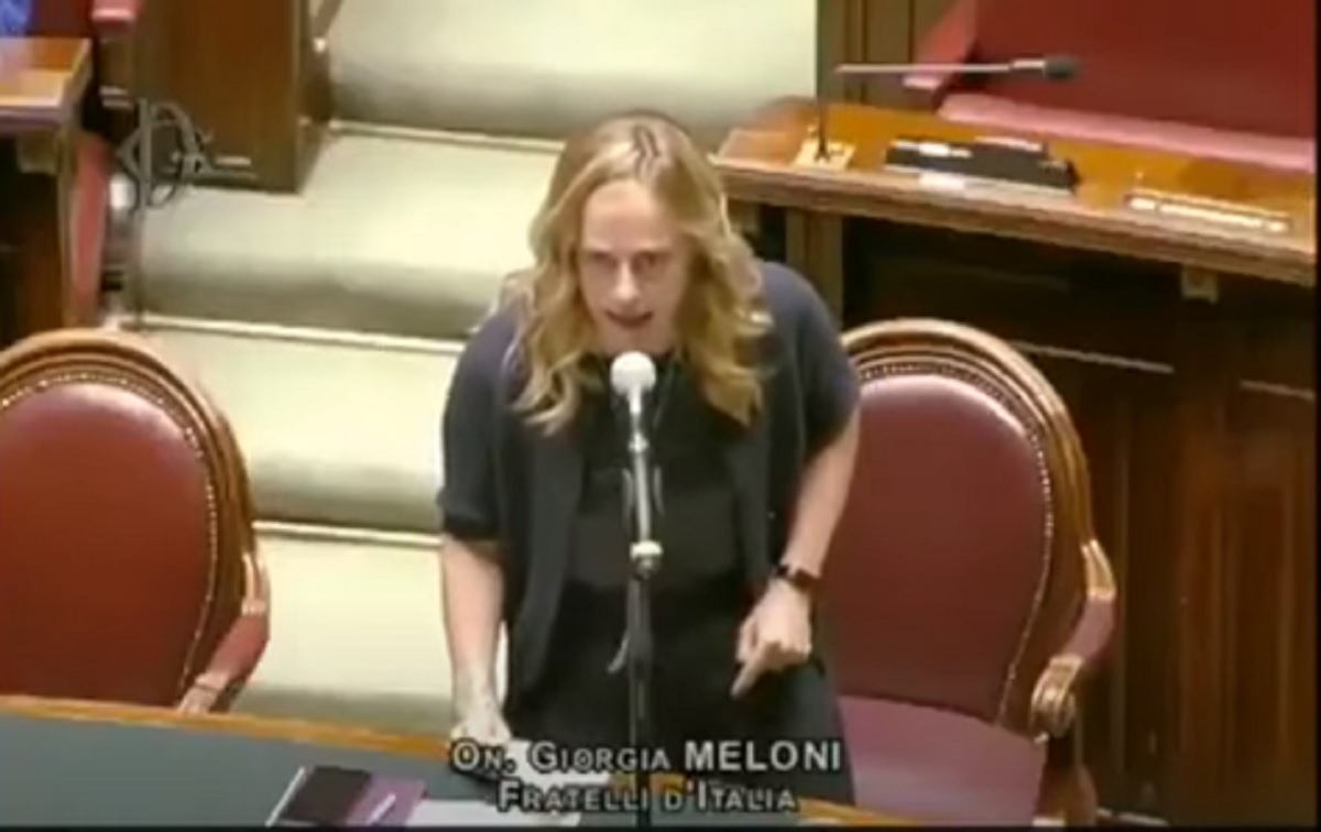 Giorgia Meloni, discorso al contrario alla Camera. Ironia social VIDEO