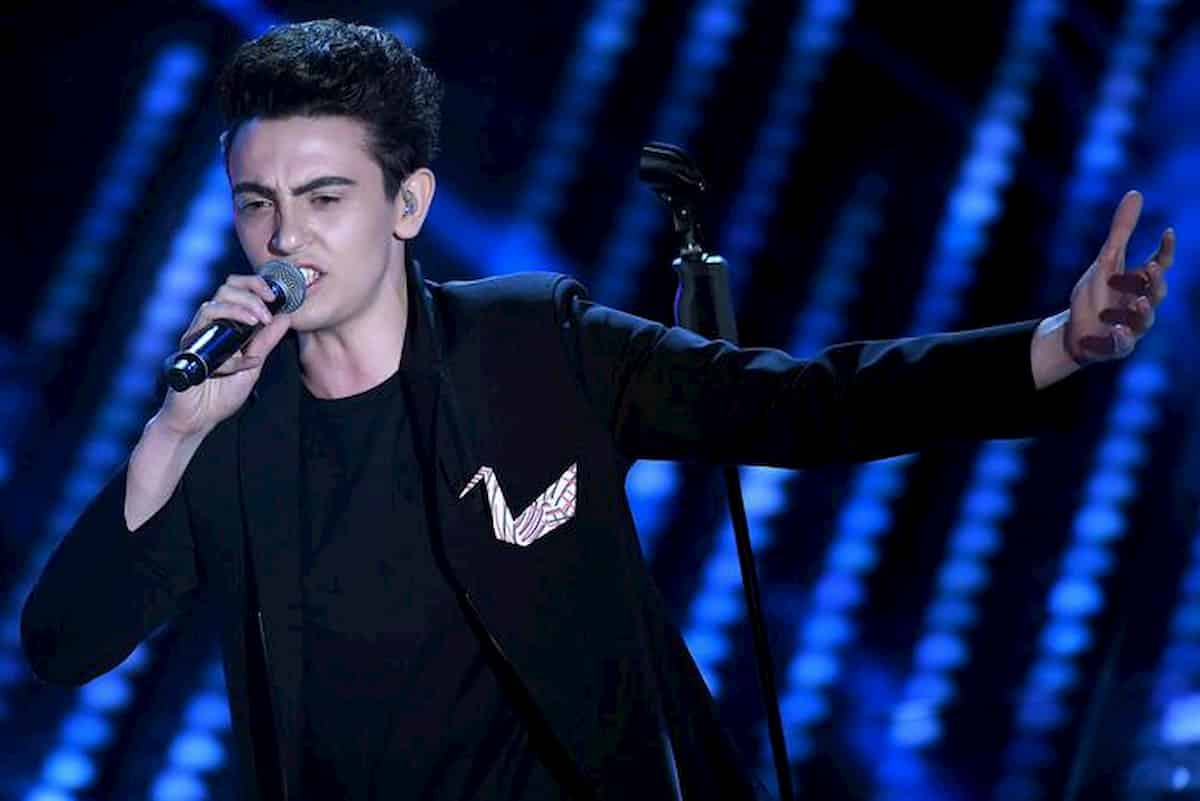 Michele Bravi chi è: moglie, figli, età, vita privata, carriera, il cantante ospite a Amici Maria De Filippi