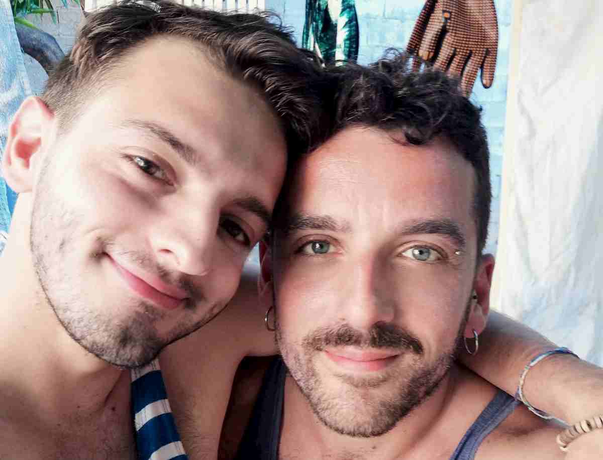 Policastro, bacio gay in discoteca: buttafuori interviene per separarli. "C'è il distanziamento"