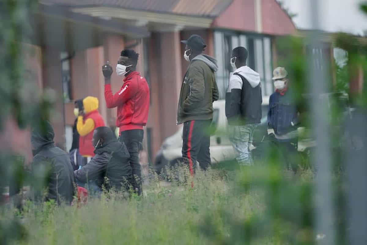 Cori, migrante morde carabinieri