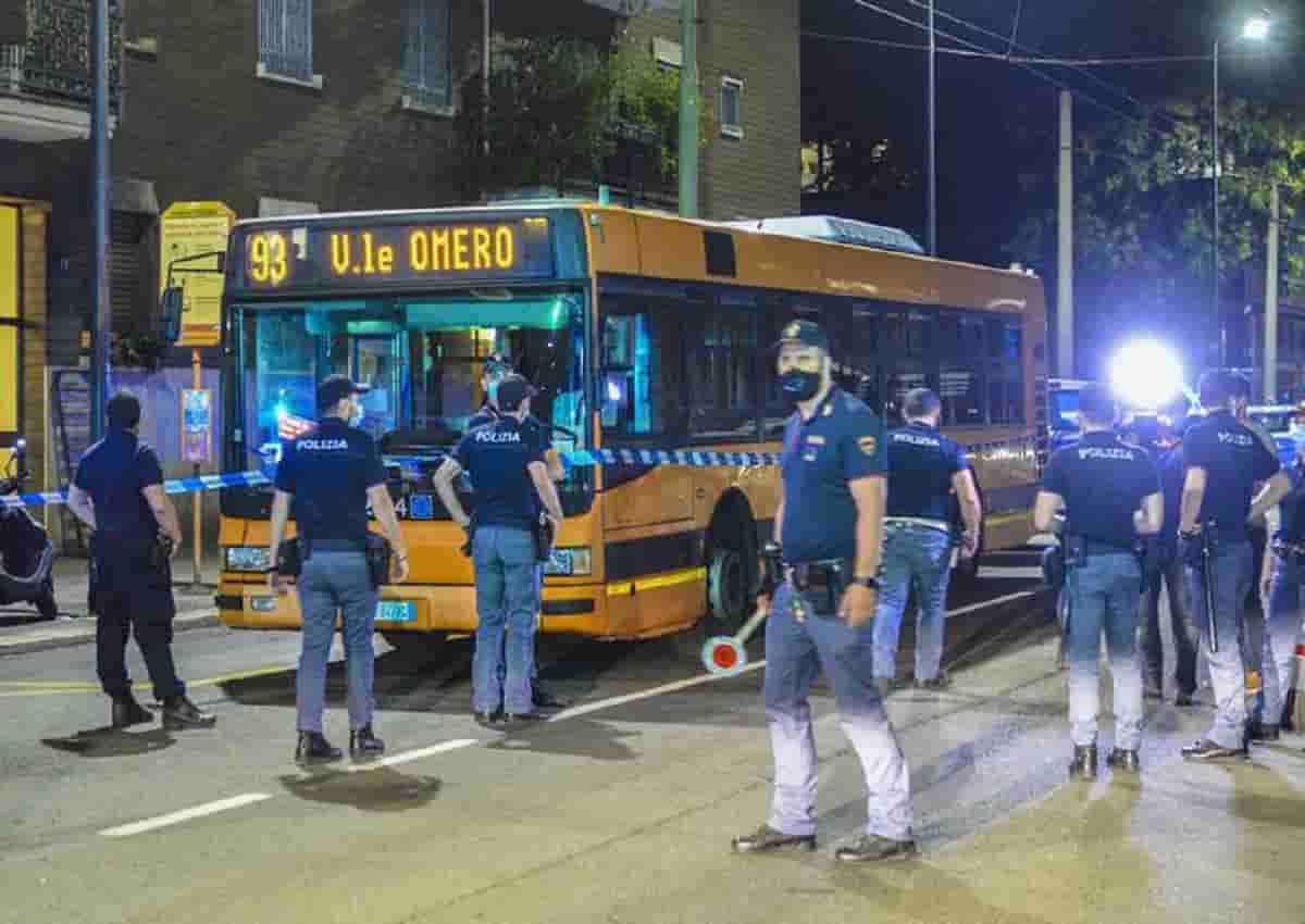 Milano, 23enne accoltellato. Le forze del'ordine sul luogo dell'aggressione