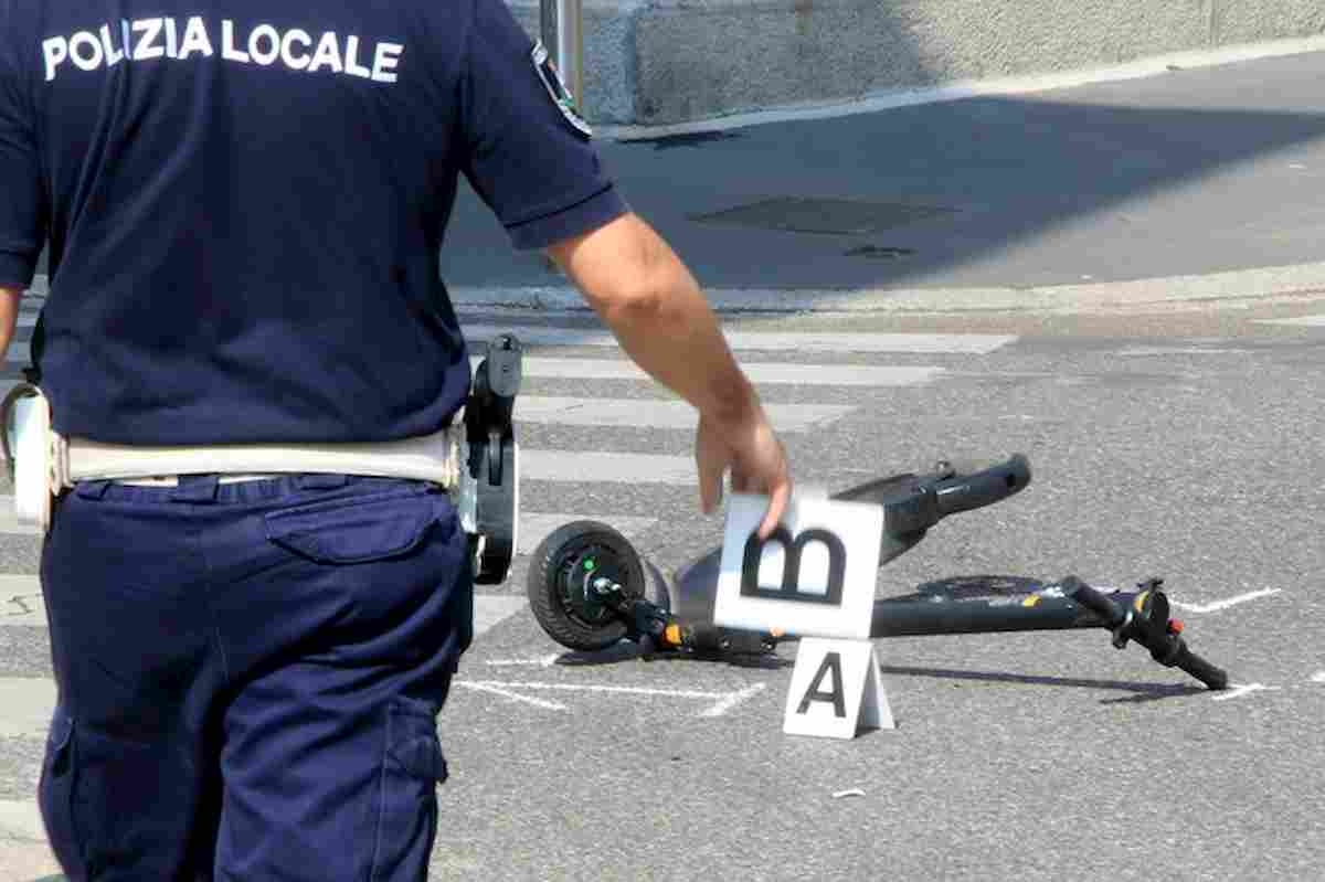 Milano, un altro incidente in monopattino: 35enne grave dopo caduta