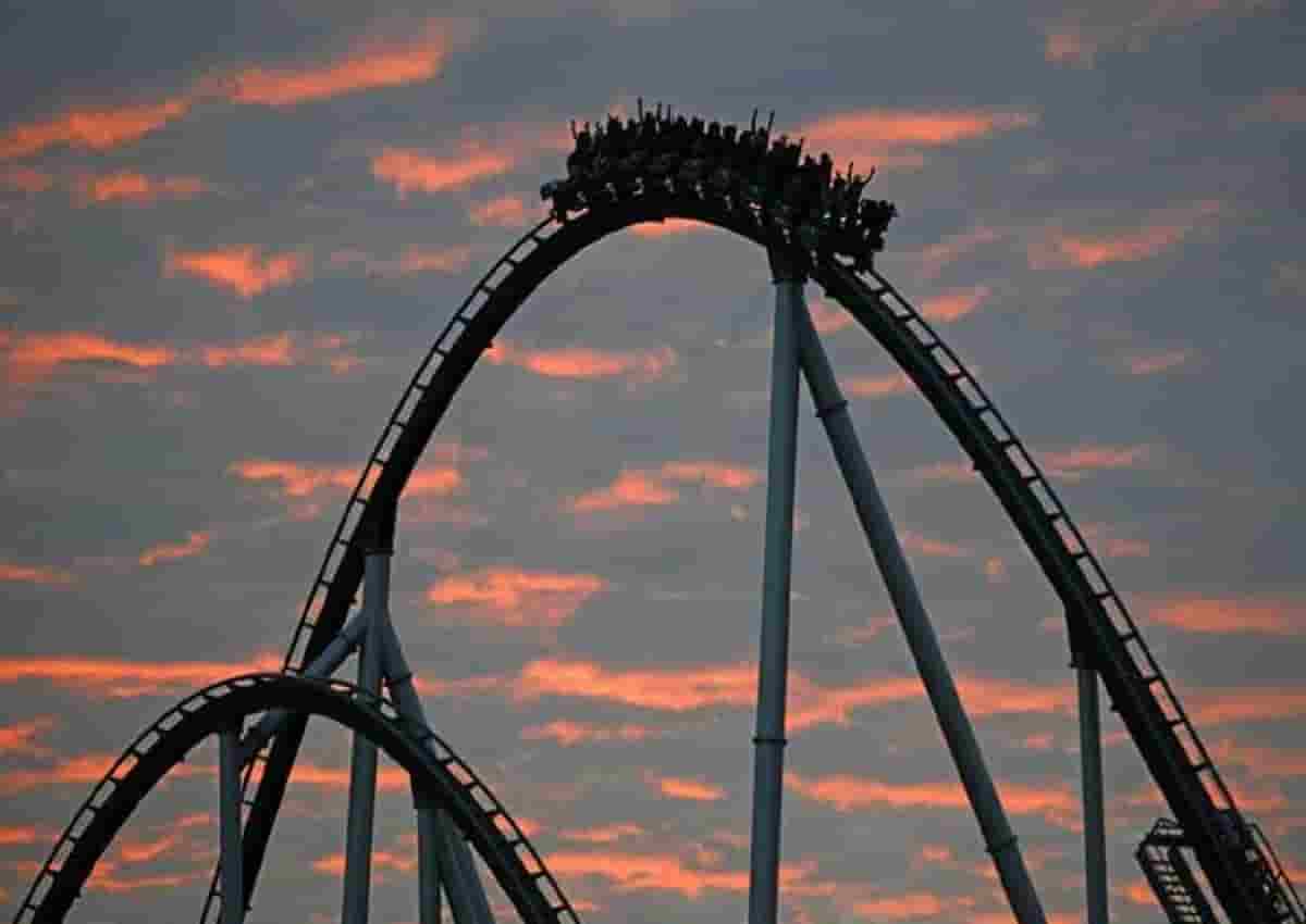 Coronavirus e montagne russe, foto d'archivio Ansa