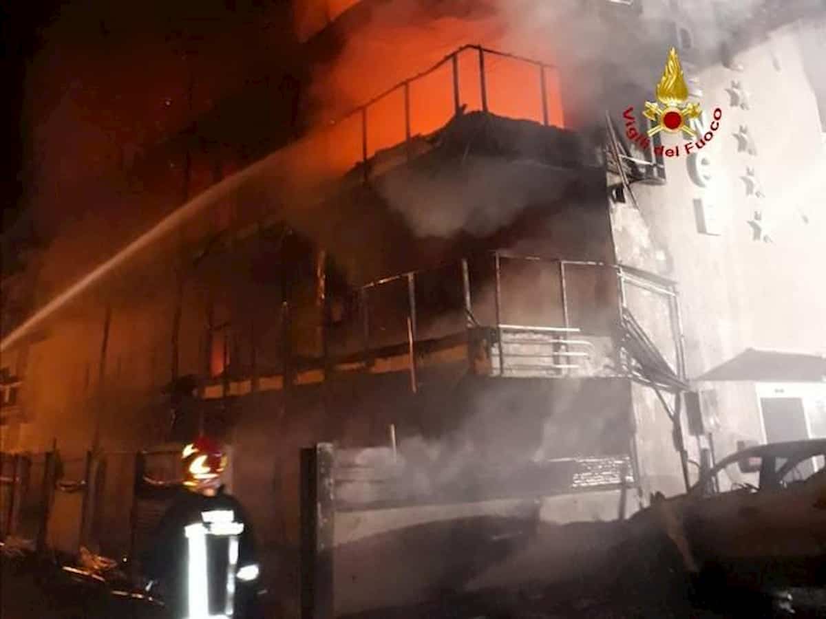 Montalto di Castro, incendio distrugge hotel