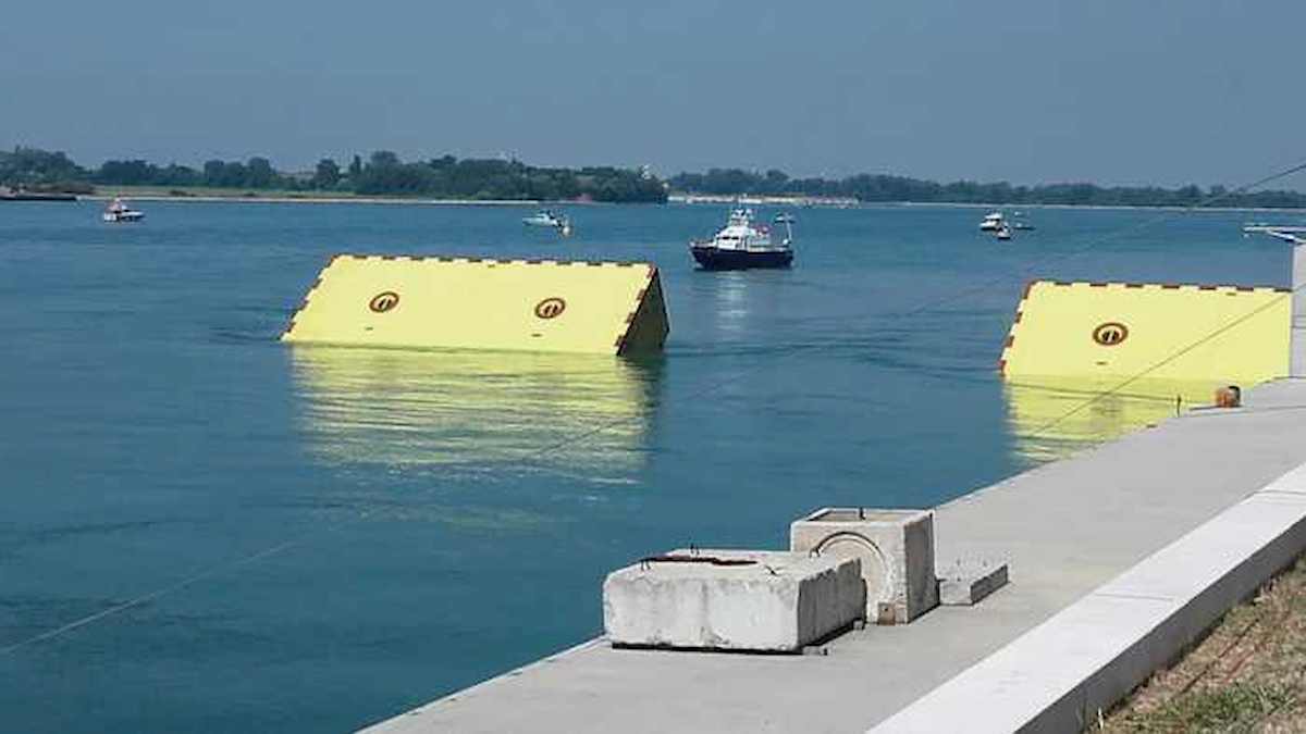 Mose, si alzano paratoie. Conte preme pulsante, battaglia navale tra manifestanti e polizia