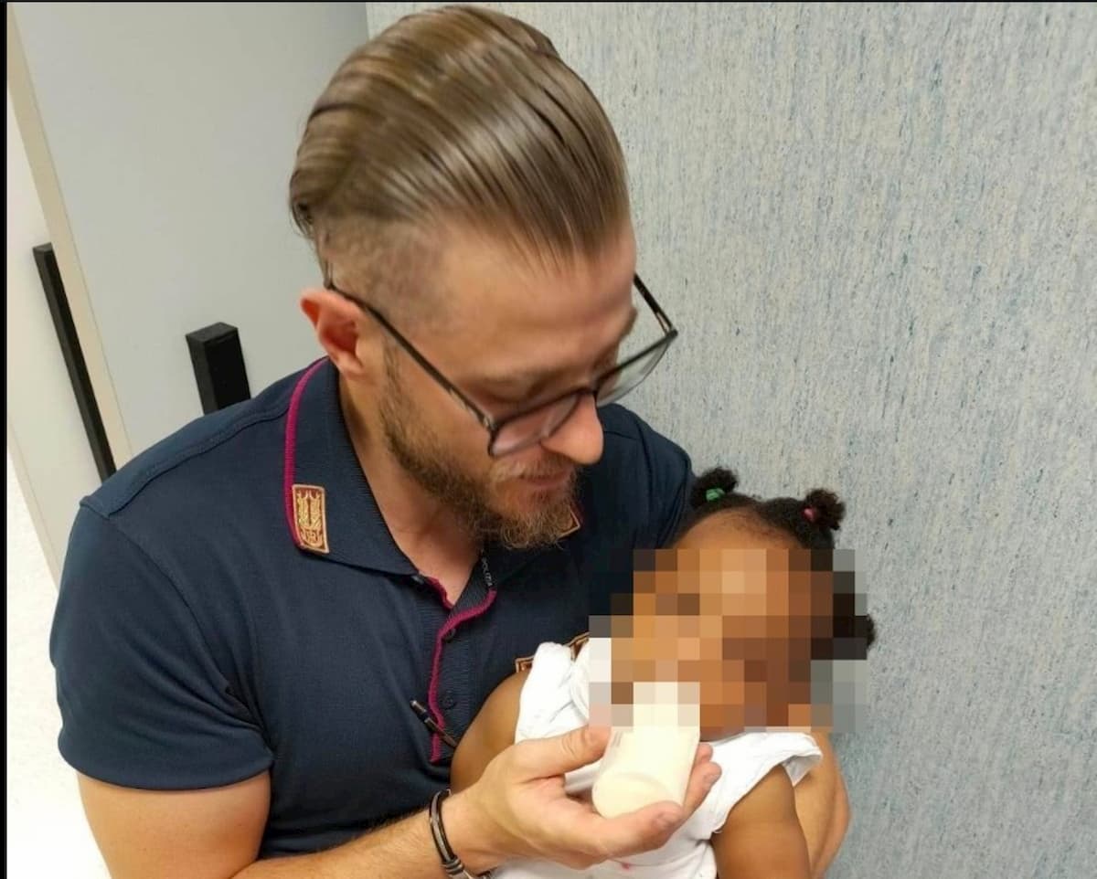 Napoli, donna nigeriana portata in ospedale. Gli agenti si prendono cura della sua bimba