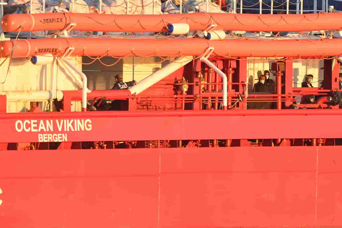Ocean Viking, i 180 migranti tutti sbarcati: quarantena sulla Moby Zazà, poi smistamento a Crotone