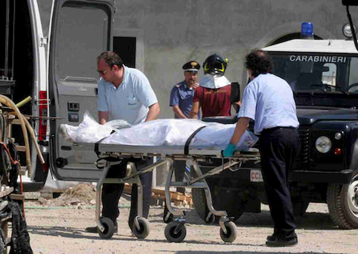 Pordenone, muletto si ribalta e lo schiaccia. Morto operaio di 31 anni