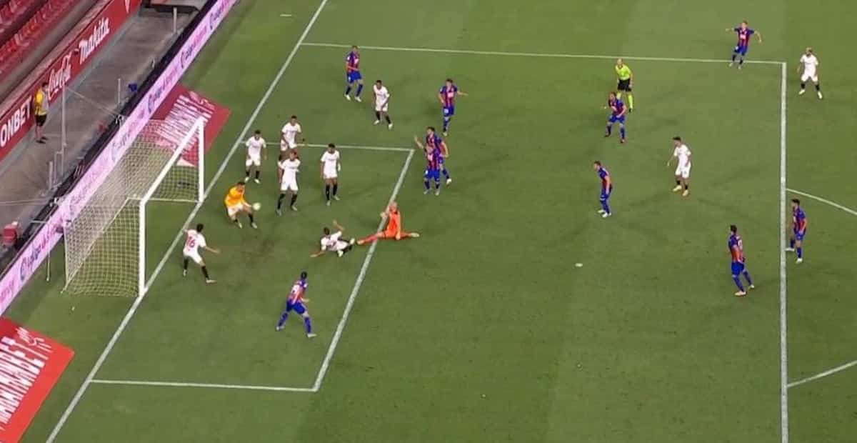 Siviglia-Eibar: Ocampos segna, va in porta e salva la partita