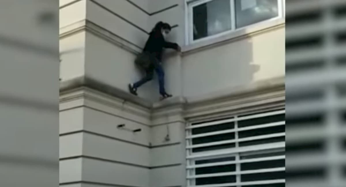 Si arrampica per entrare dalla finestra dell'ospedale dove ha un parente ricoverato per covid