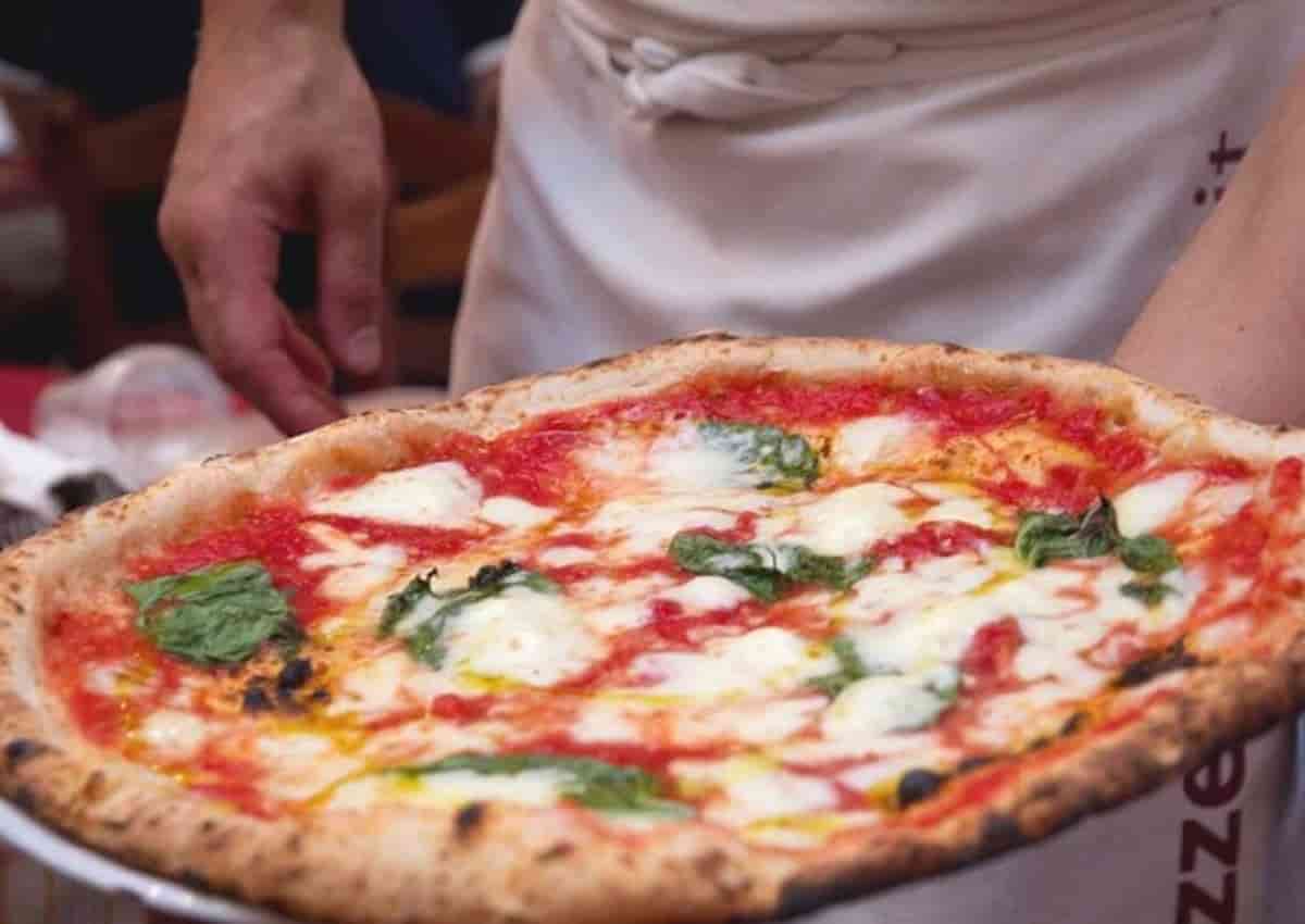 Coronavirus. Pizza e birra valgon più di liceo e tampone. Firmato Toti, Bonaccini...