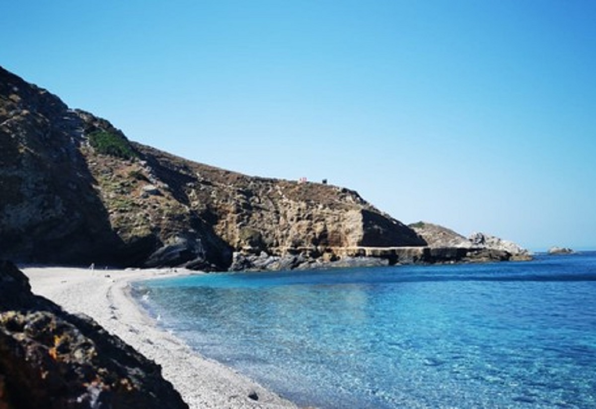 Porto Palmas, donna precipita dalla scogliera e muore dopo un volo di 20 metri