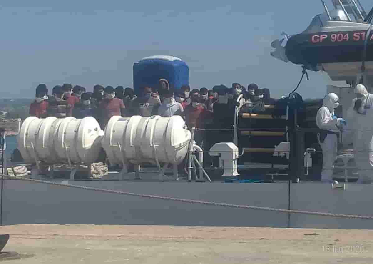 Pozzallo, foto Ansa dei migranti