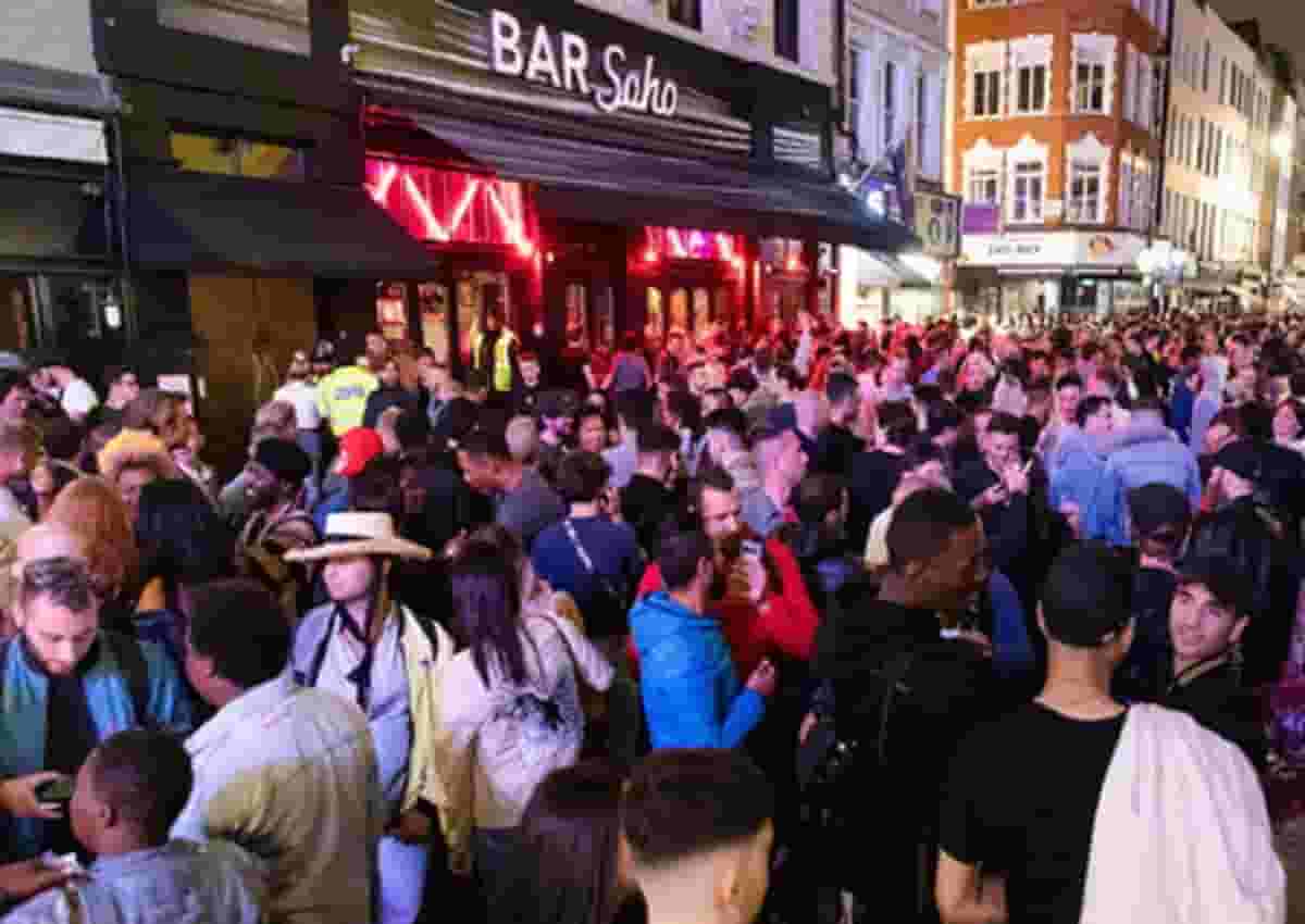 Inghilterra, foto d'archivio Ansa di un pub