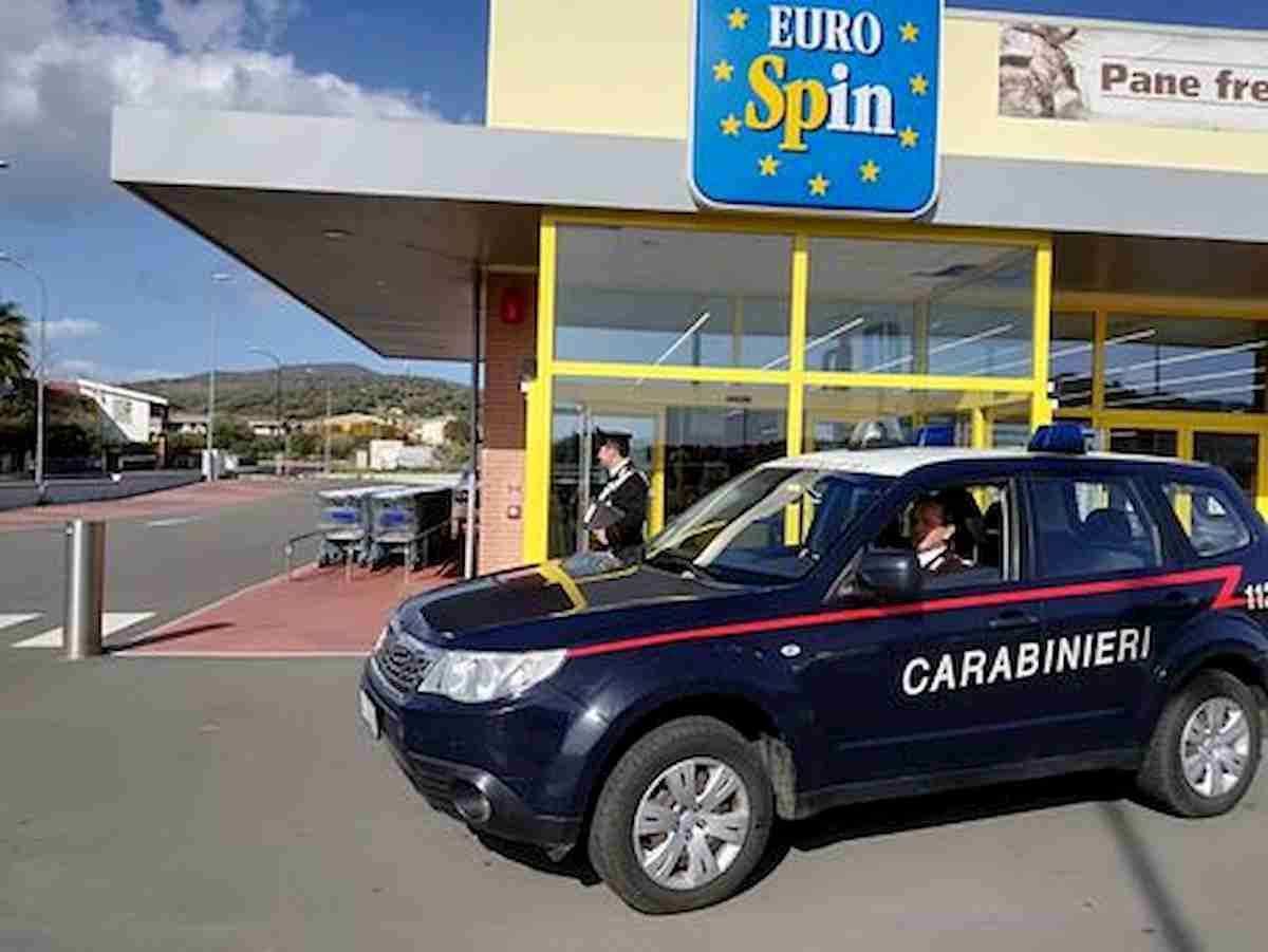 Cormano, rapina con sparatoria all'Eurospin: feriti una bimba di 5 anni e un vigilante