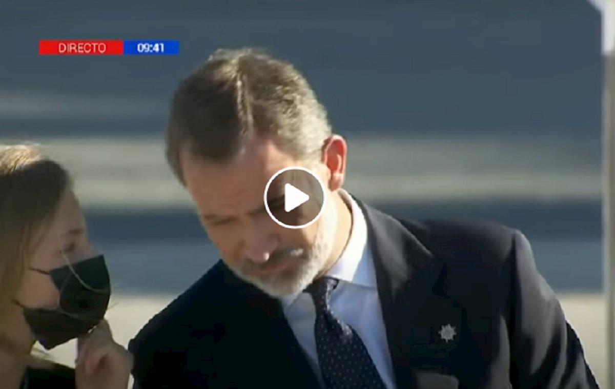 refelipe senza mascherina durante la cerimonia