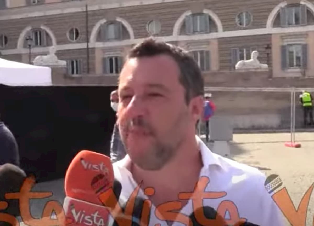 Centrodestra (seduto) in piazza del Popolo. Salvini: "Berlusconi? Mi fido totalmente"