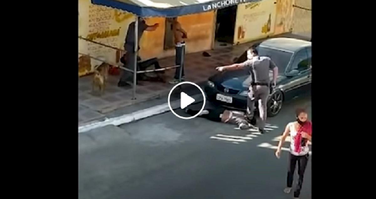 Brasile, poliziotto calpesta collo donna