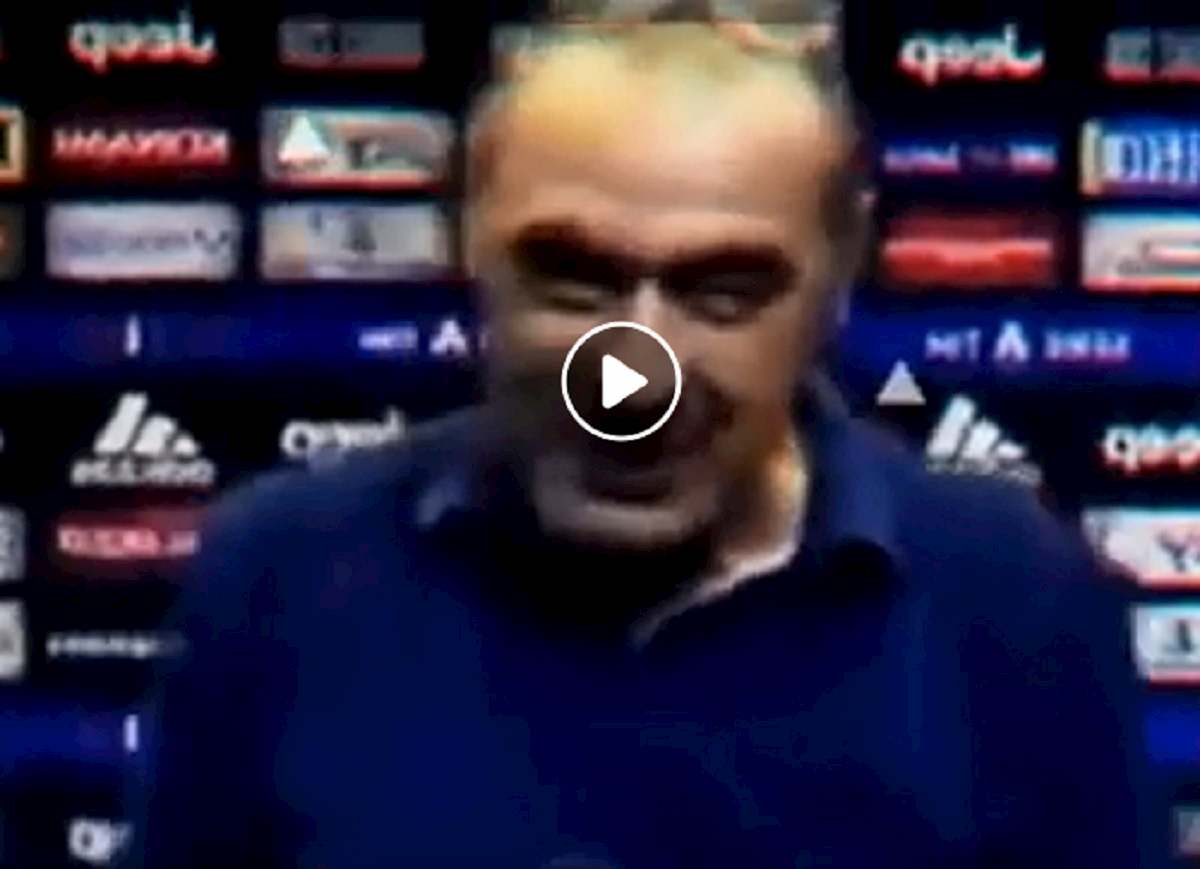 sarri riceve una sigaretta durante la conferenza stampa
