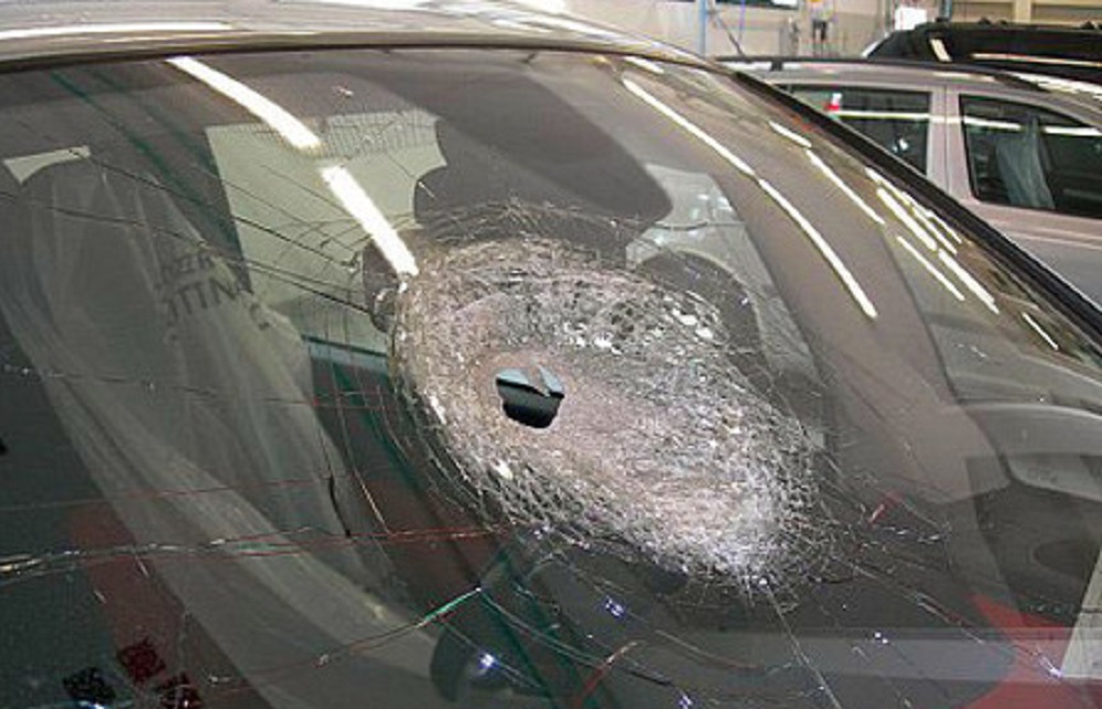 Clandestino prende a sassate auto in corsa, Alice, 32 anni, perde un occhio