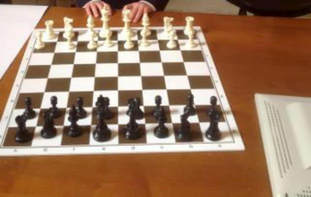 Razzismo, quando essere contro scivola nel ridicolo: i bianchi degli scacchi, lo sbiancante L'Oreal...