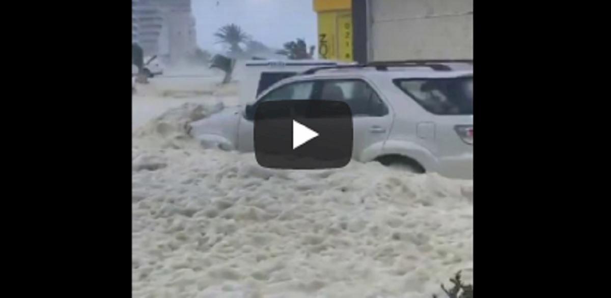 città del capo invasa da schiuma marina