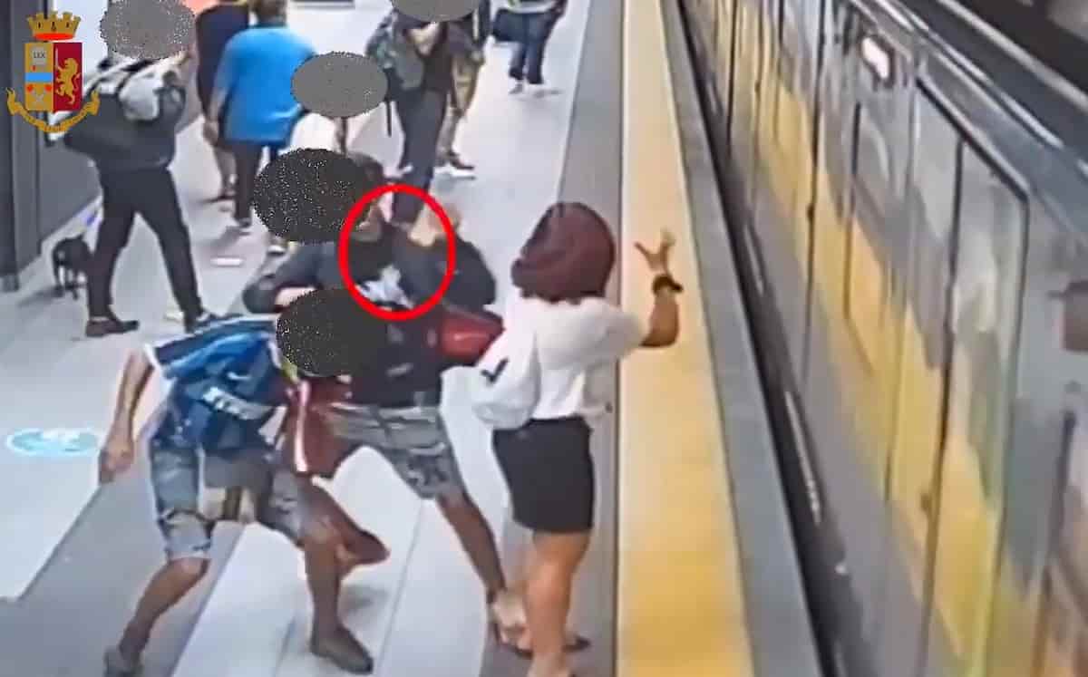 Scippo in metro Milano