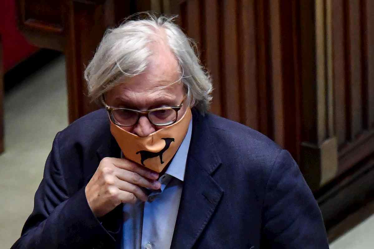 Sgarbi: "Non cambio mascherina da un mese. Non prendiamo per c... bambini". Seduta sospesa alla Camera