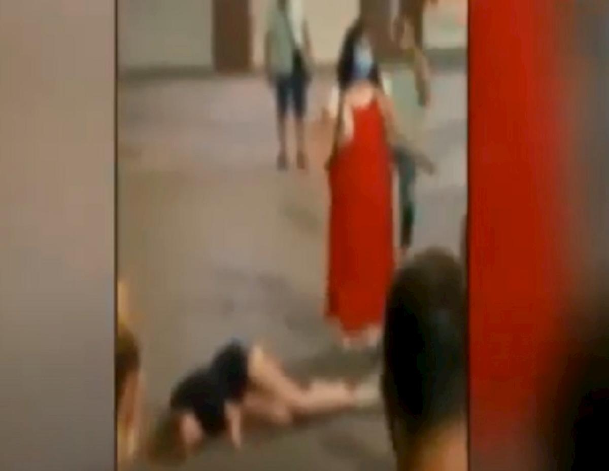 spagna, donna sviene in strada