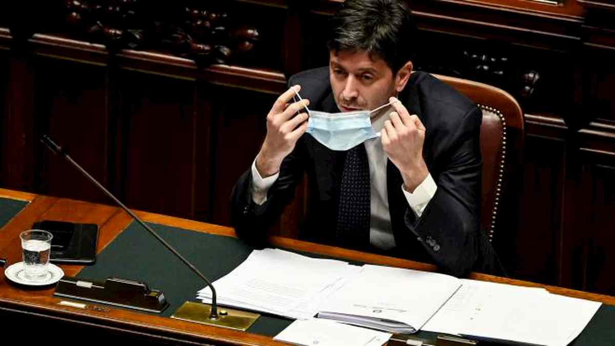 Coronavirus, quarantena per chi arriva da Romania e Bulgaria. Speranza firma