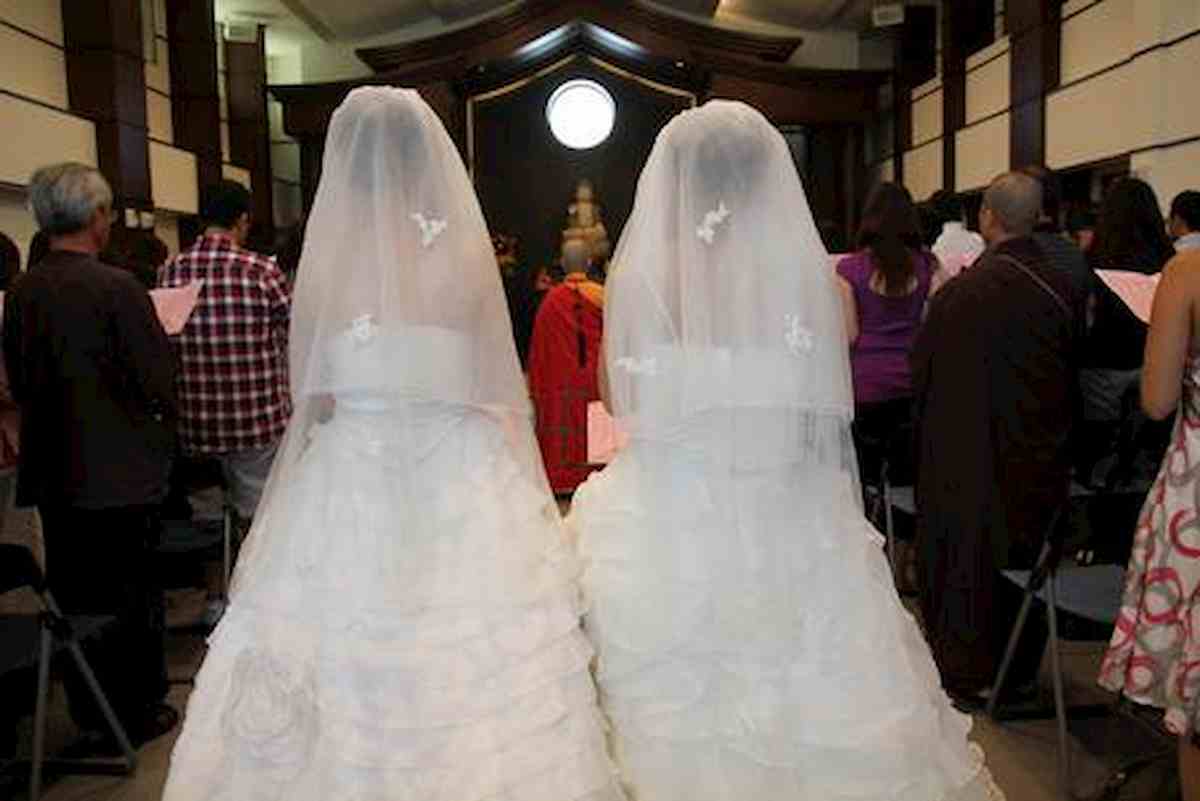Sant'Oreste (Roma), parroco in veste di sindaco sposa due donne gay in Municipio
