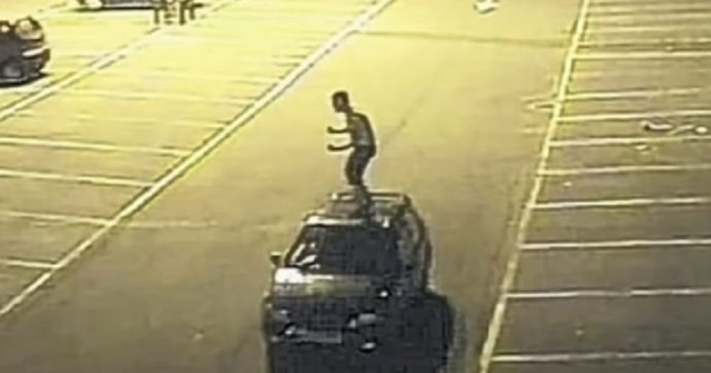 Surf sui tetti delle auto in corsa, la folle moda (che negli Usa ha già fatto morti) arriva in Italia