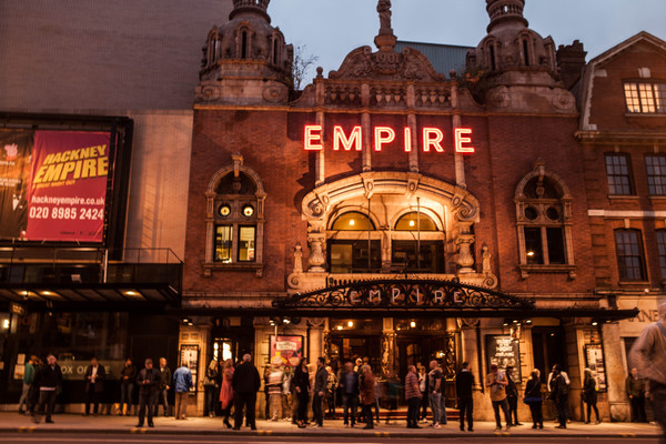 Boris Johnson per la cultura. Un miliardo e mezzo di sterline fra sovvenzioni e prestiti. Nella foto, un teatro a Londra