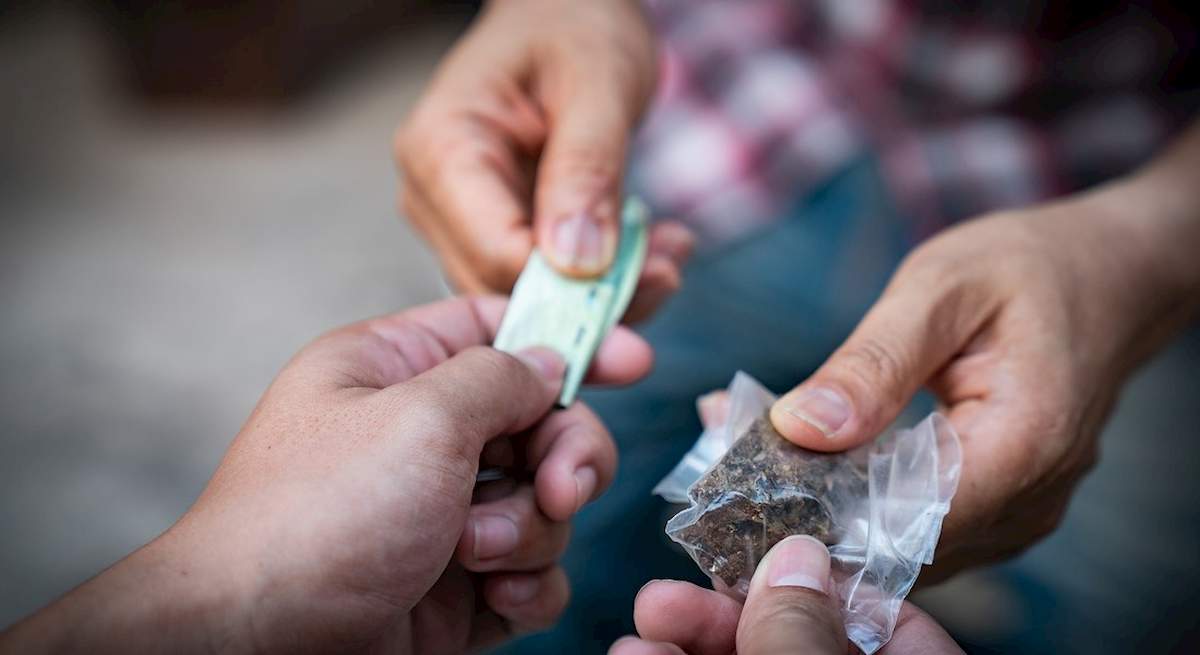 Il fidanzato della 18enne di Amelia morta di overdose: la dose divisa, il tentativo di rianimazione...