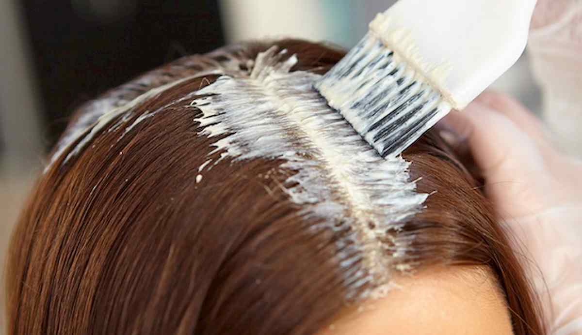 Si tinge capelli e scopre una bruciatura sulla tempia. Ma era un tumore