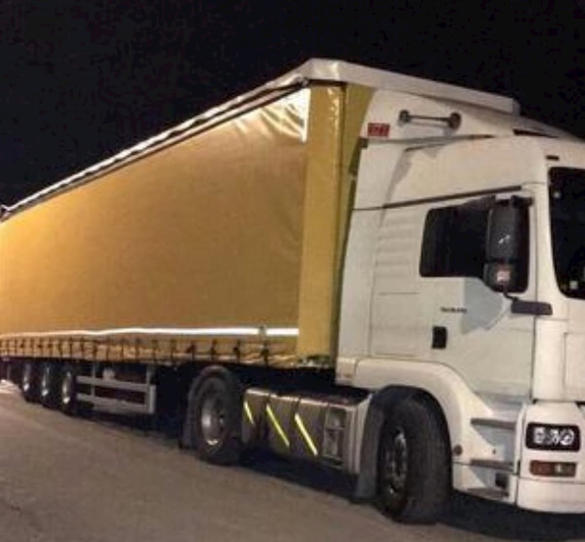 Un migrante iraniano è stato trovato svenuto in autostrada dopo un viaggio sotto un tir