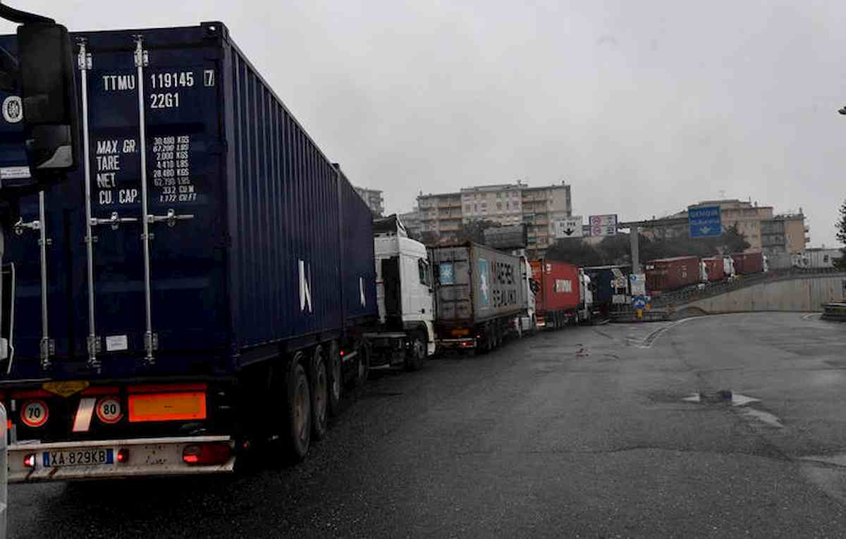 Genova, traffico in tilt e km di code per tratto A10 chiuso e riaperto