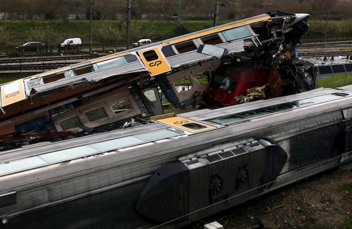 Portogallo, deraglia un treno: morti e feriti gravi