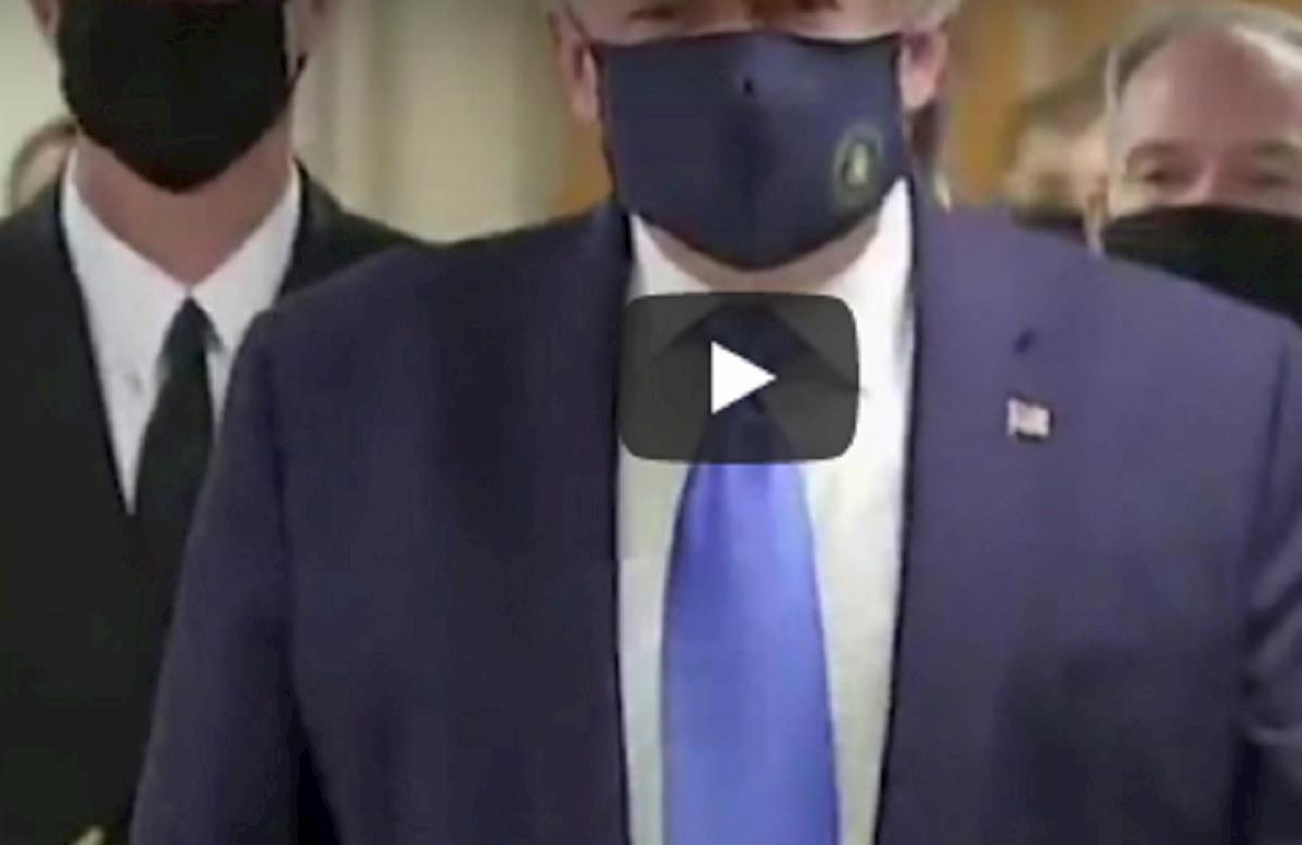 trump indossa la mascherina