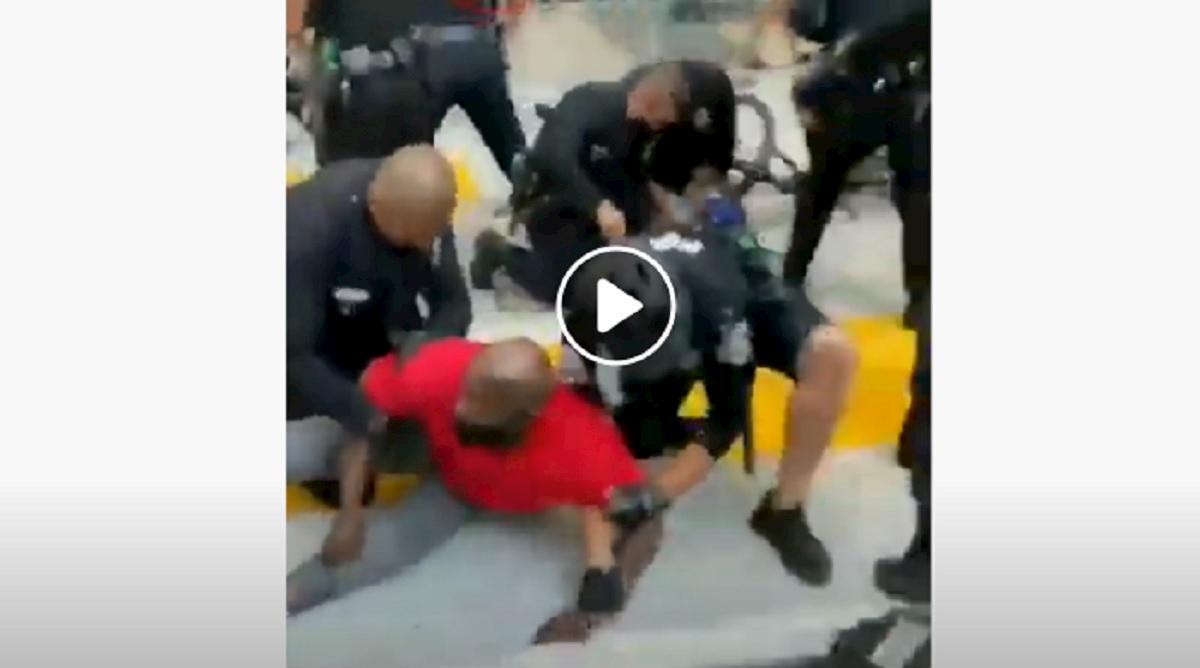 Uomo in carozzina scaraventato a terra