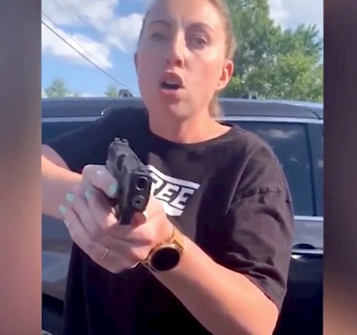Negli Usa, durante una lite in un parcheggio, una donna bianca ha puntato la pistola contro una donna nera